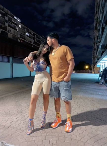 Omar Montes y su novia posan juntos por primera vez bailando así