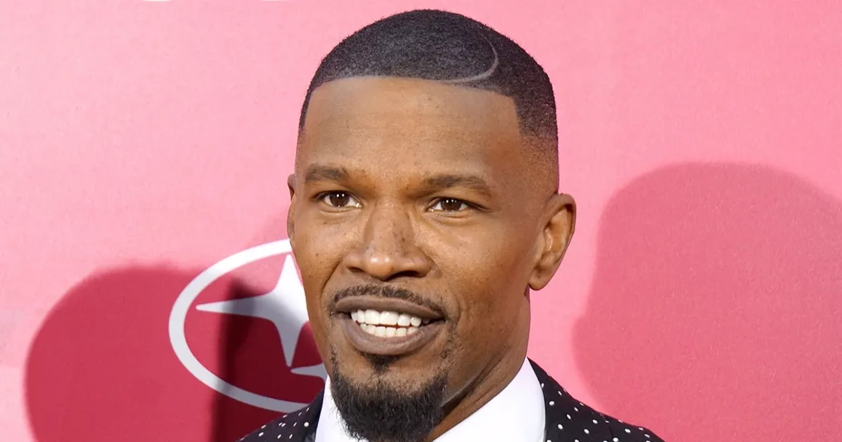 Jamie Foxx Reaparece Sonriente Tras Varias Semanas Hospitalizado