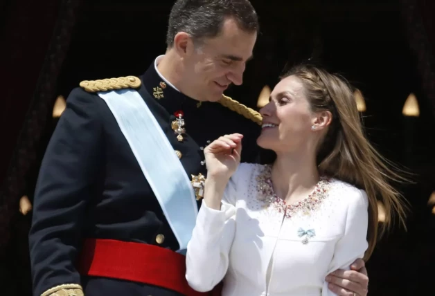 Felipe y Letizia abrazados en su coronación.