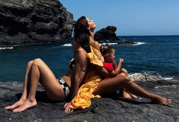 Elena Tablada junto a sus dos hijas.