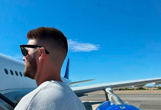 David Rodríguez subiéndose al avión que les ha llevado a República Dominicana