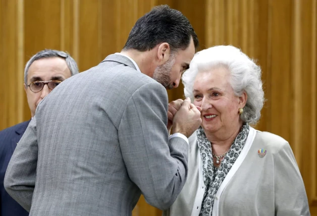 Felipe VI besa la mano de su tía, la infanta Pilar.