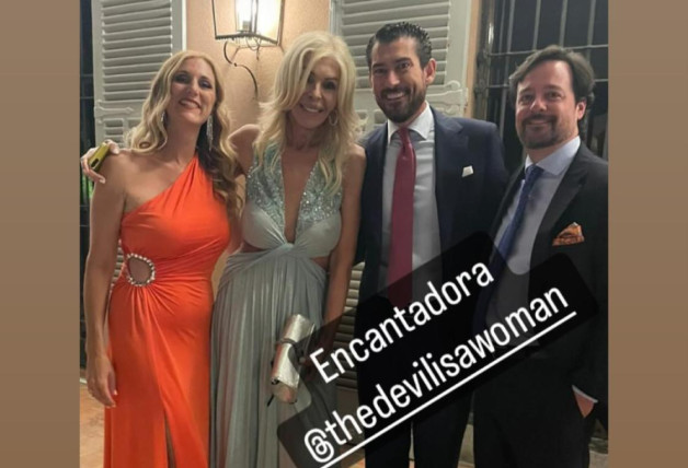 Bibiana Fernández, junto a otros invitados a la boda de Antonio Rossi y Hugo Fuertes