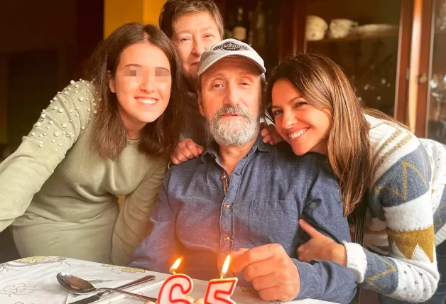 José Luis Gil rodeado de los suyos en el día de su cumpleaños delante de un pastel con velas