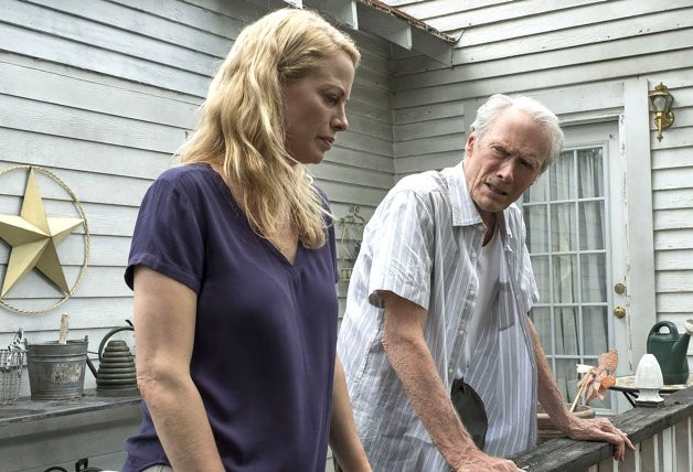 Clint Eastwood con su hija en la película.