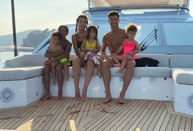 Cristiano Ronaldo y Georgina Rodriguez posan con sus pequeños en su yate familiar de vacaciones.