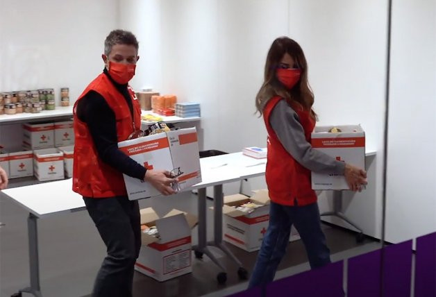 Penélope y Alejandro ayudaron, encantados, durante una jornada de organización y reparto de kits alimentarios y de higiene básica.