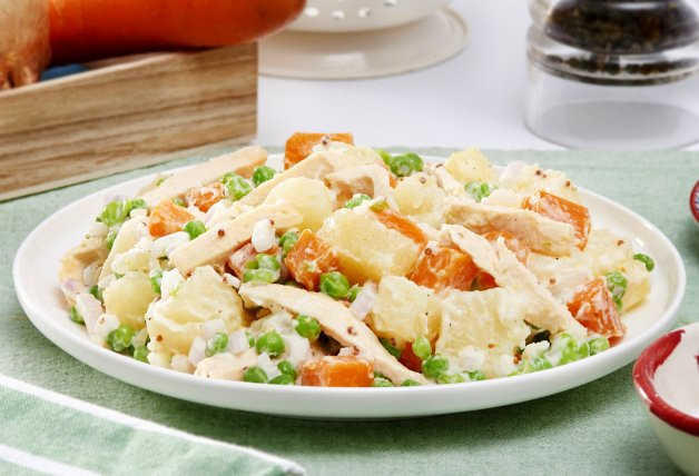 Ensalada de patatas y pollo con salsa de mostaza