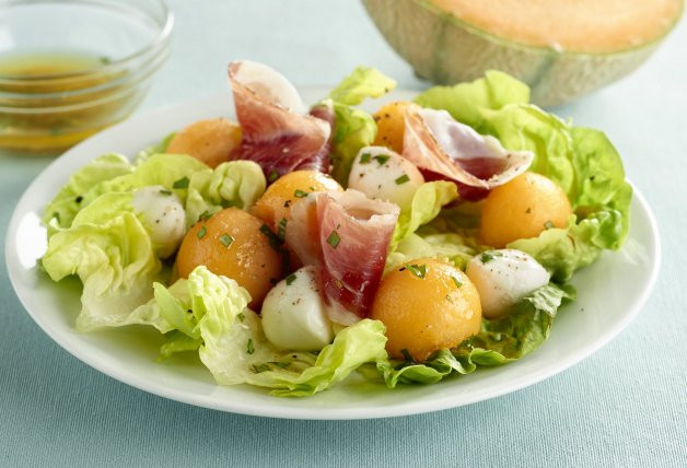 ensalada-de-melon-cantalupo-con-lechuga-y-jamon