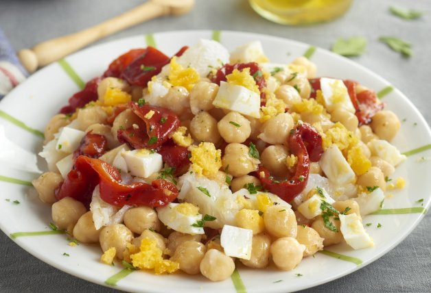 ensalada-de-garbanzos-con-bacalao-y-pimientos-asados