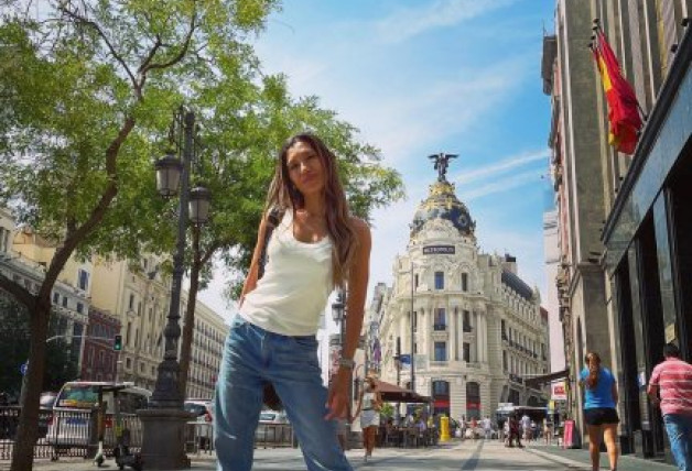 Yuyee, posando el famoso cruce de Gran Vía con la calle Alcalá.