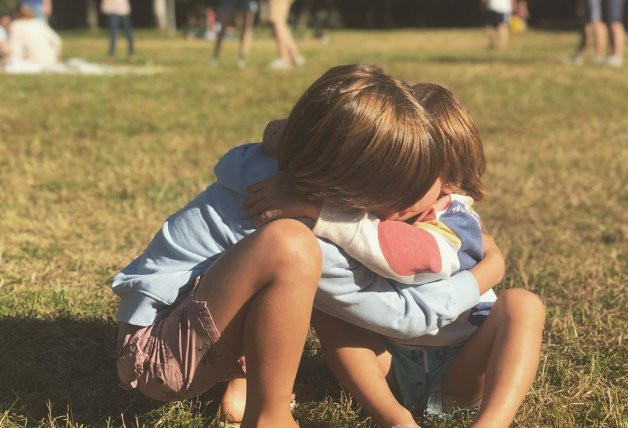 Lucas y Martín, los hijos de Sara Carbonero e Iker Casillas, han crecido en Portugal.