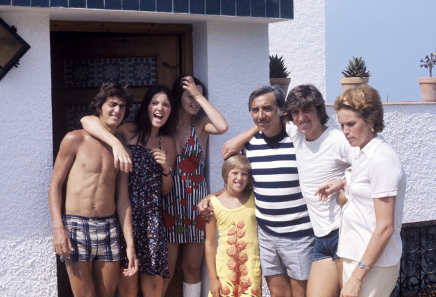 Vacaciones en familia en 1977: Emilio Aragón, más conocido como Miliki, de vacaciones con su familia, su sobrino Rody, sus hijas Rita, Pilar y Amparo, su hijo Milikito y su esposa Rita.