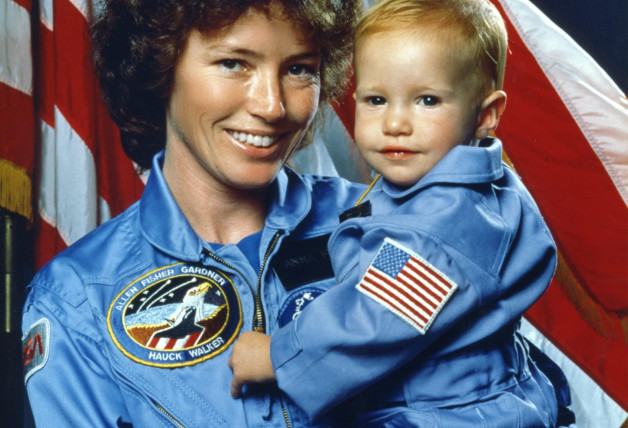 Cuando Anna embarcó en el «Discovery», su hija Kristin tenía 14 meses. Dcha., en el interior de la nave espacial.