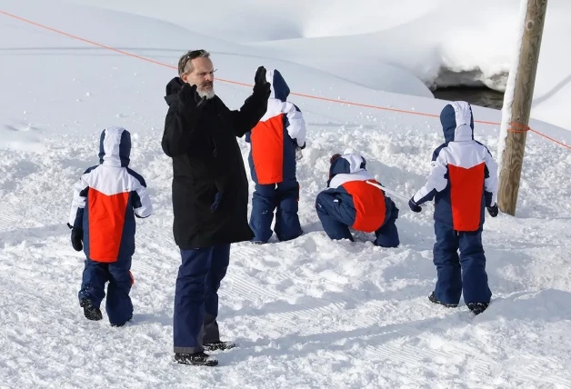 Miguel Bosé en la nieve con sus cuatro hijos.