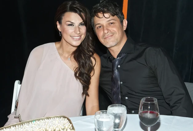 Raquel Perera y Alejandro Sanz cenando.