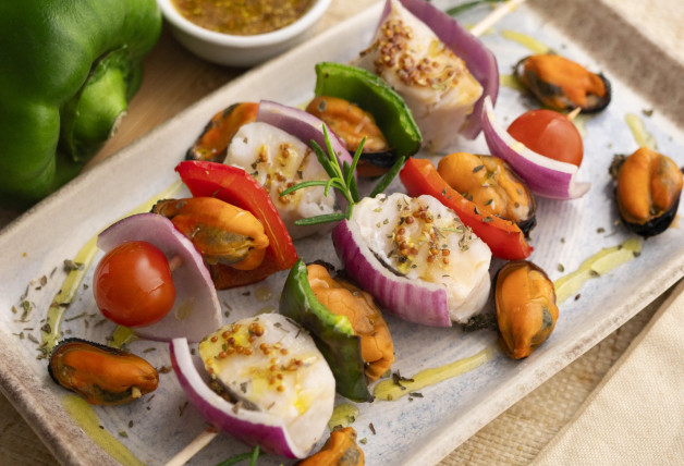 Brocheta de pescado con mejillones, cebolla y pimientos