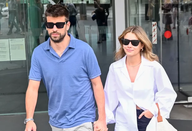 Gerard Piqué y Clara Chía paseando cogidos de la mano.