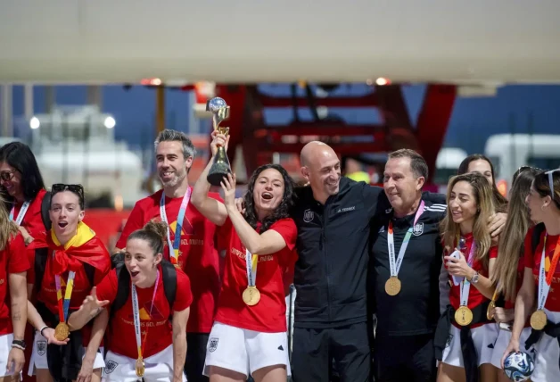 Luis Rubiales con la selección femenina de fútbol