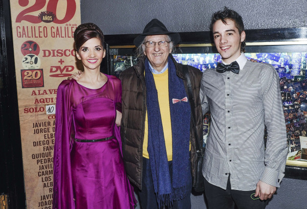 Daniel Tamariz con su abuelo, el mago Juan Tamariz, y su madre, Ana Tamariz