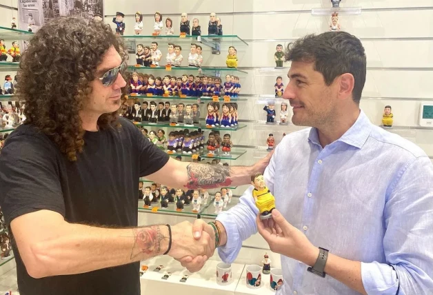 Pablo Ibáñez en su tienda de caganers con Íker Casillas.