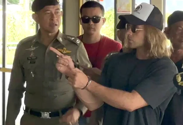 Daniel Sancho colaborando con la policía de Tailandia.