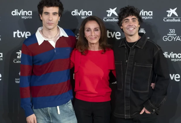 Los Javis y Ana Belén en una imagen de photocall