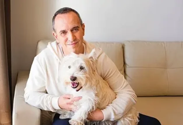 Víctor Sandoval con su perro Nou