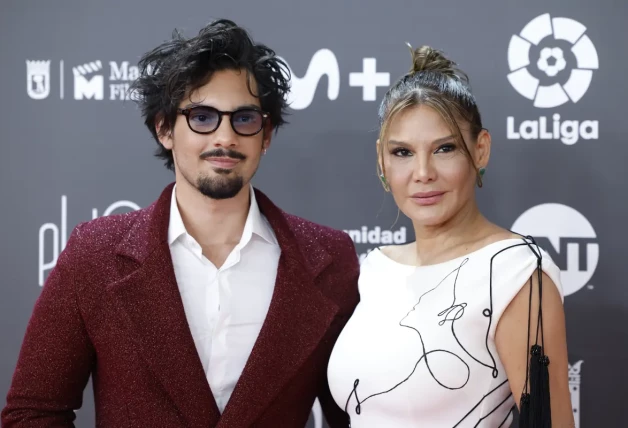 Alejandro Reyes y su madre Ivonne Reyes en un photocall en 2023