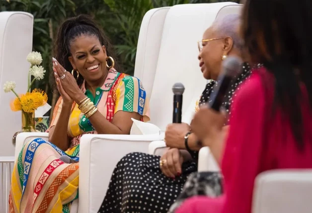 Michelle Obama, muy relajada durante su charla con la viuda de Nelson Mandela
