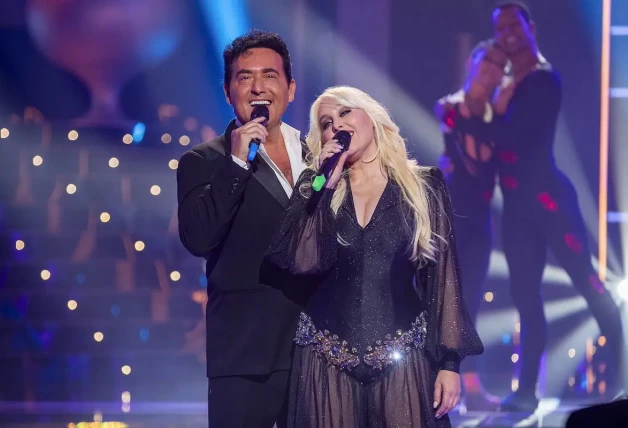 Geraldine Larrosa cantando con su marido, Carlos Marín