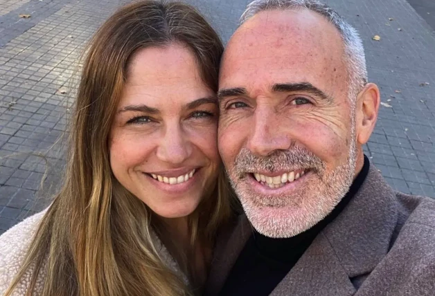 Álex Corretja y Martina Klein en un retrato juntos en invierno