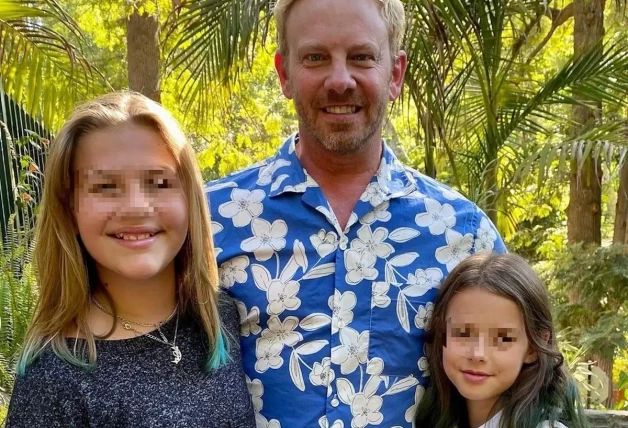 Ian Ziering con sus dos hijas. La mayor, de 12 años, lo vio todo.