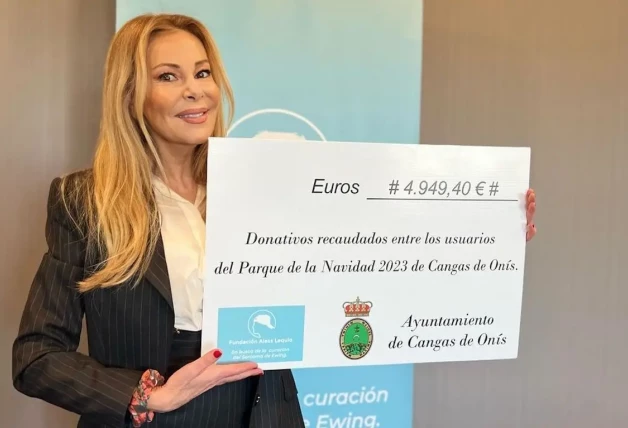 Ana Obregón posa con el cheque del ayuntamiento de Cangas de Onís para la Fundación Aless Lequio