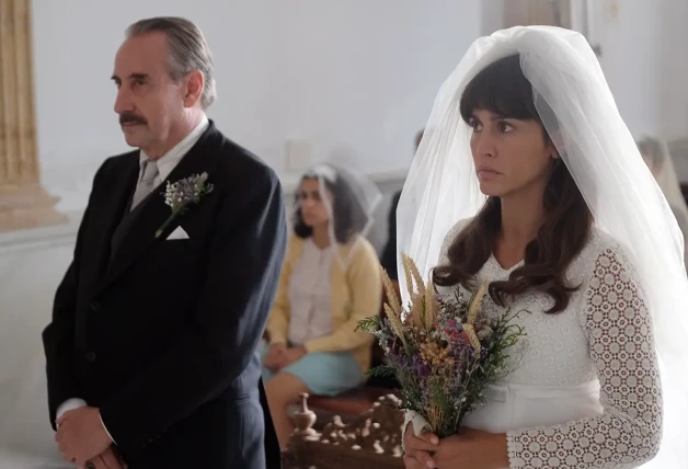 En la serie, Megan Montaner se casa con el personaje de Juanjo Puigcorvé.