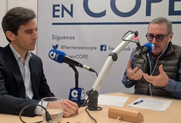 El torero siendo entrevistado por Carlos Herrera en la radio.