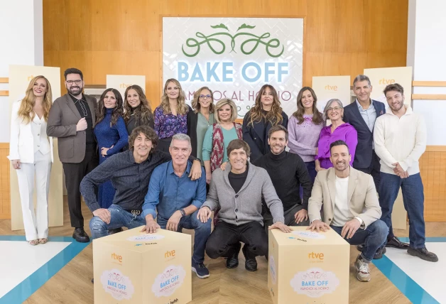 Paula Vázquez con sus compañeros y los concursantes de 'Bake Off'.