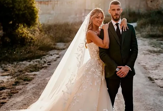 Edurne y De Gea posando juntos vestidos de novios.