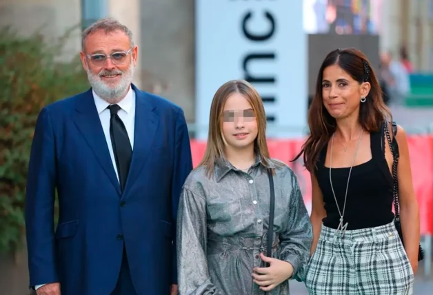 Pablo Carbonell paseando junto a su hija Mafalda y a su mujer.