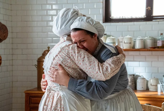 Las cocineras de La Promesa llorando juntas.