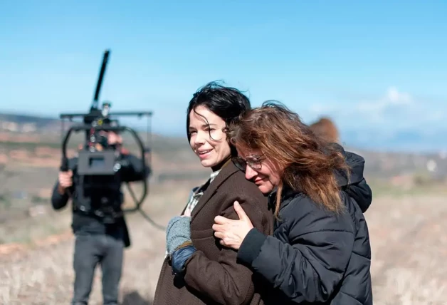 Isabel abrazando a Laia Costa durante el rodaje de la película.