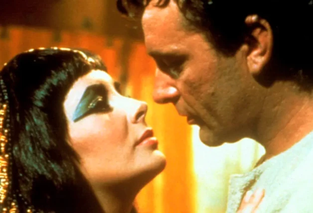 Liz Taylor como Cleopatra.