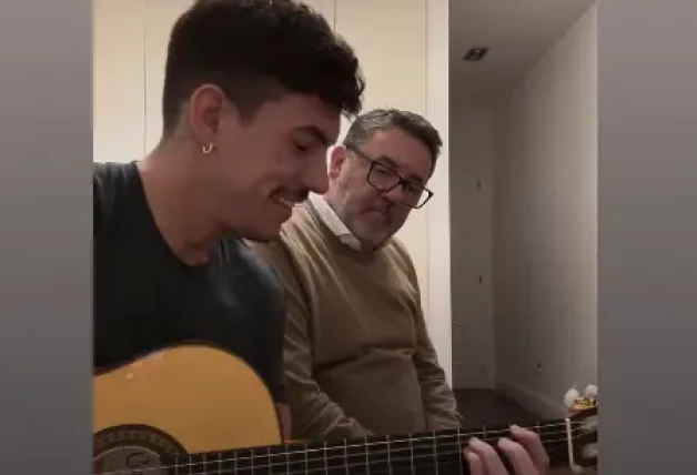 LUITINGO CANTANDO CON SU PADRE