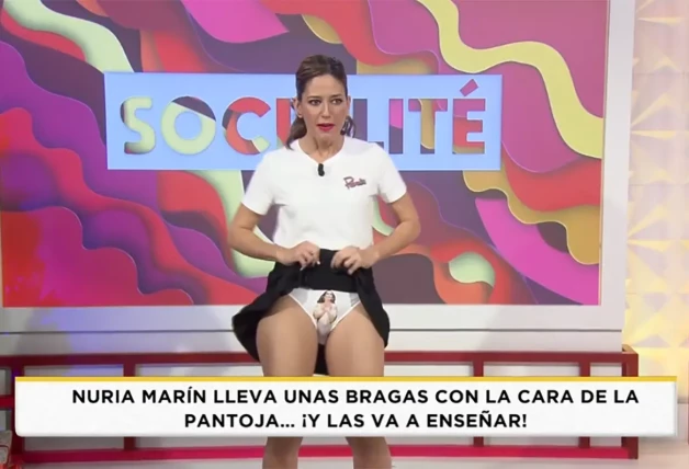 Núria Marín enseñó las bragas en 'Socialité'.