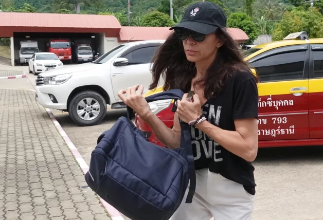 Silvia Bronchalo con gorra, gafas de sol y bolso.