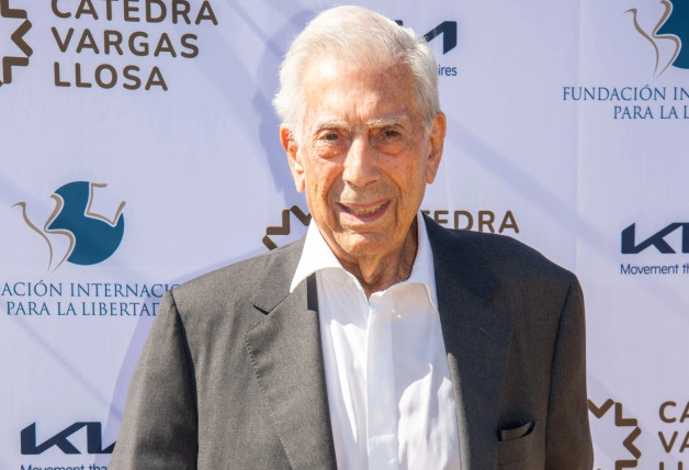 Mario Vargas Llosa, posando en un evento.