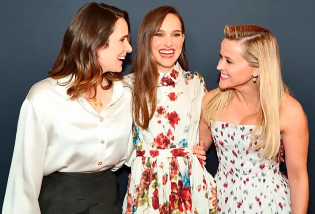 Natalie Portman riendo con sus amigas.