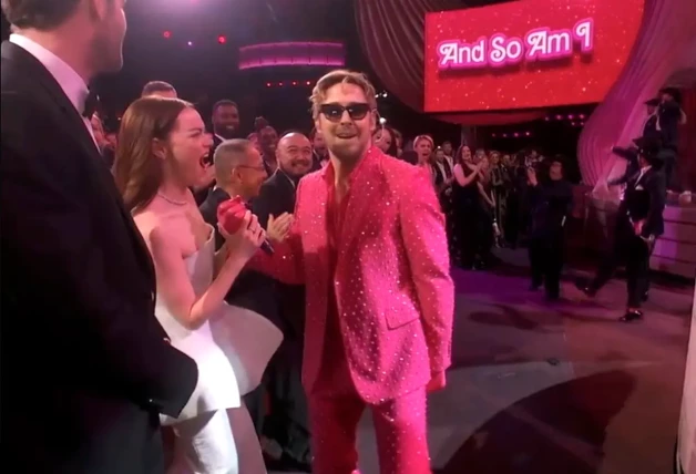 Ryan Gosling en la platea con una entregada Emma Stone, su "partenaire" en 'La la land'.