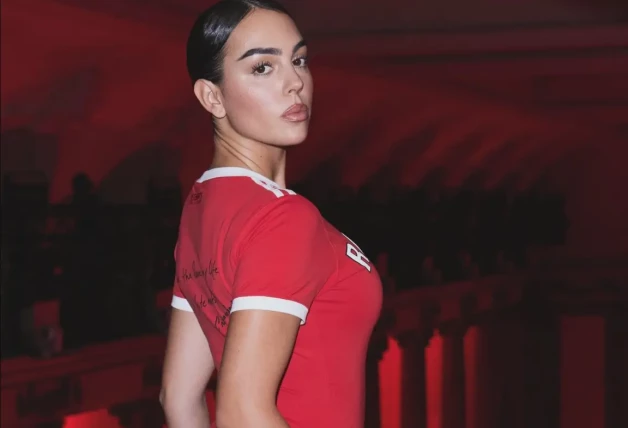Georgina Rodríguez posando con un vestido rojo.