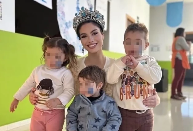 Paula Pérez con niños.